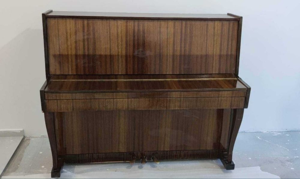Pianino Rubinstein w pełni sprawne.