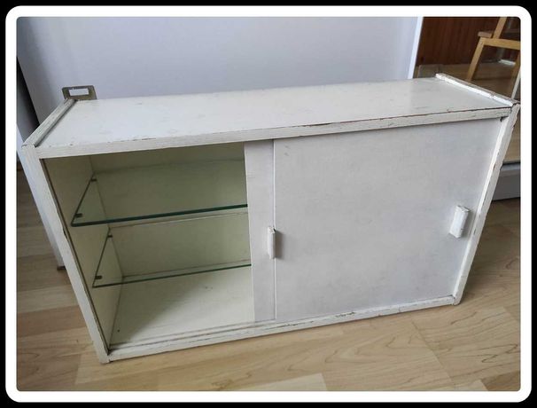 Stara szafka łazienkowa z szybą aptekarka wisząca