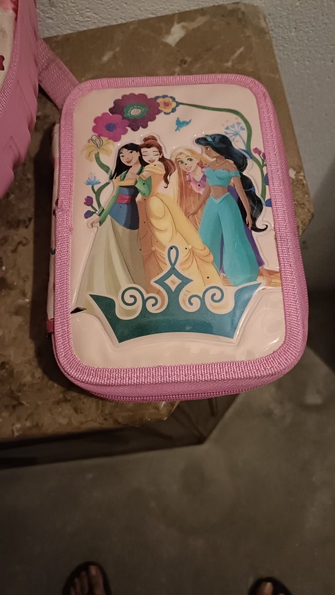 2 Mochilas escolares e estojo