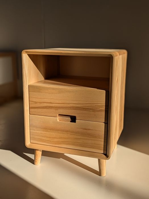 Приліжкова тумба з натуральної деревини / Якість надійність та стиль