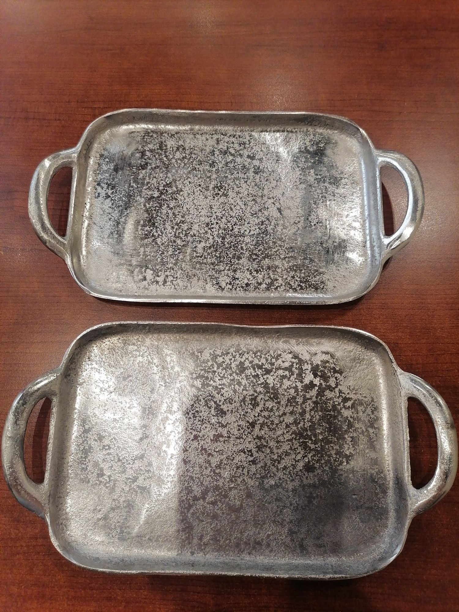 Ozdobne tacki na stół, metalowe, stylizowane na srebro