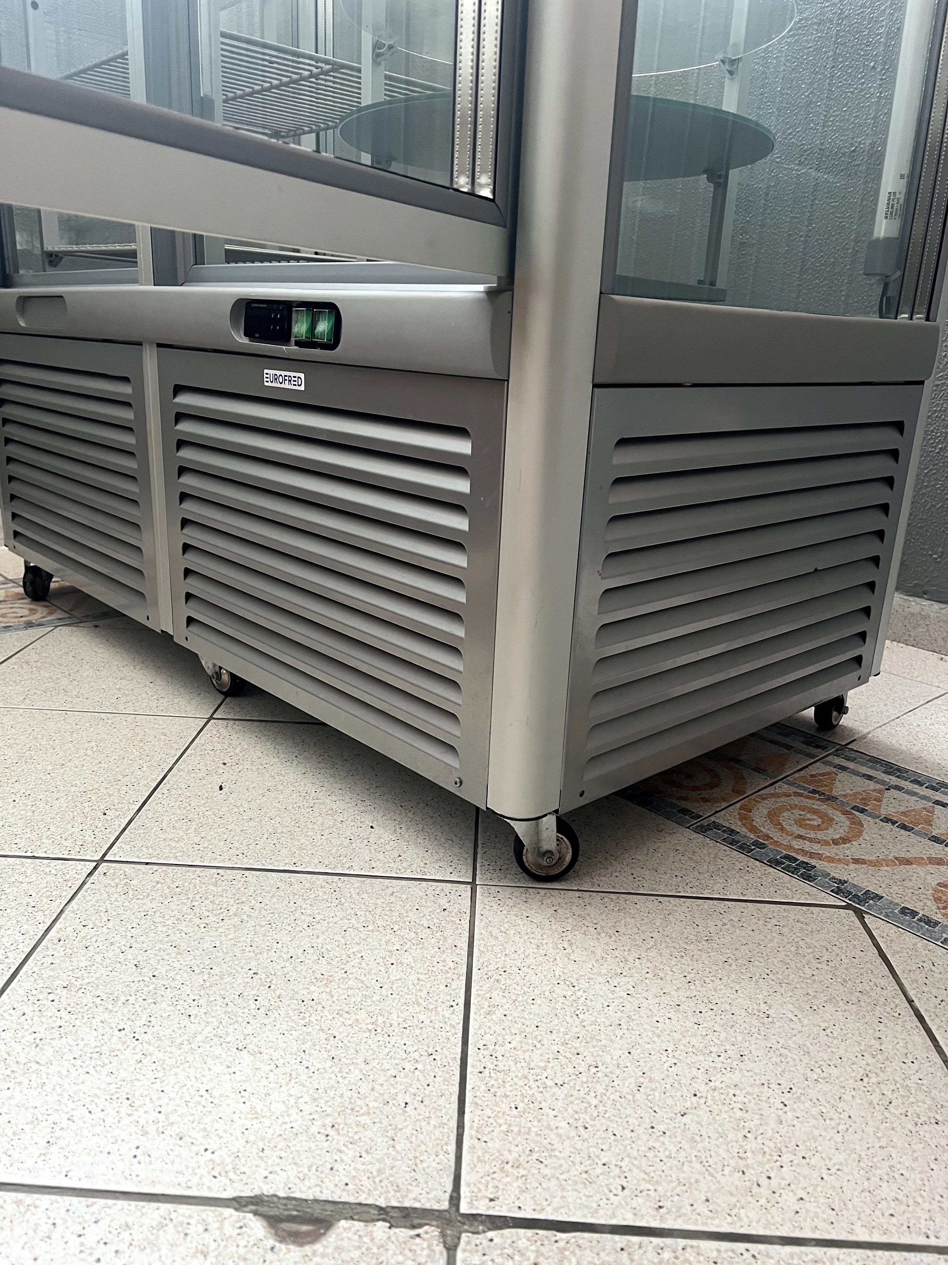 Vitrine refrigerada Expositora – Ideal para restaurantes e pastelarias