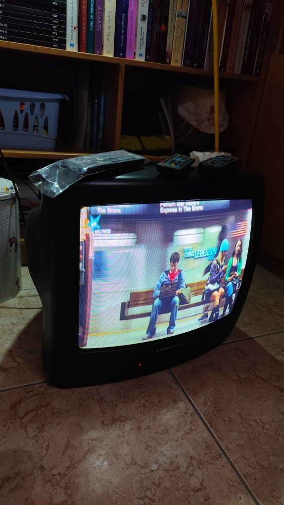 Televisor Grundig antigo com adaptador Sinal