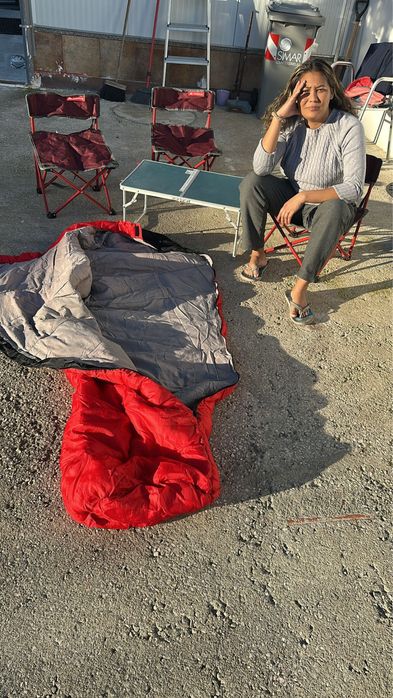 Tenda, saco cama, tres cadeiras, mesa