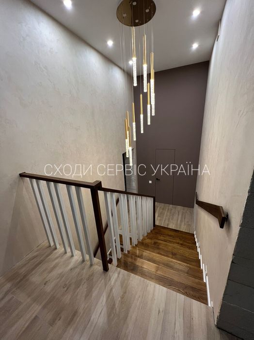 Сходи закритого типу. Зашита бетонна основа. Дуб