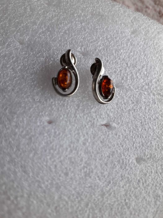 Srebrne kolczyki z bursztynem.