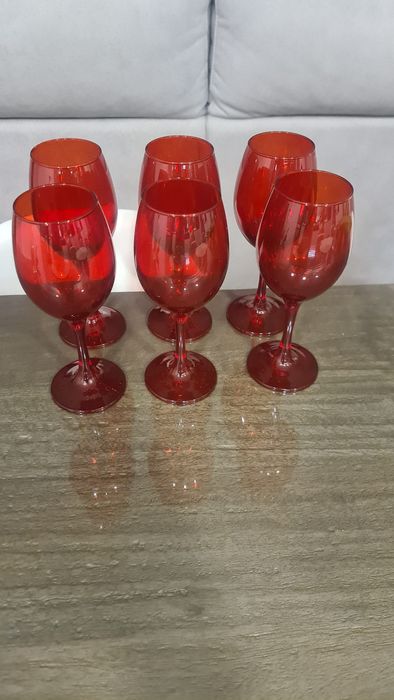 Copos altos vermelhos