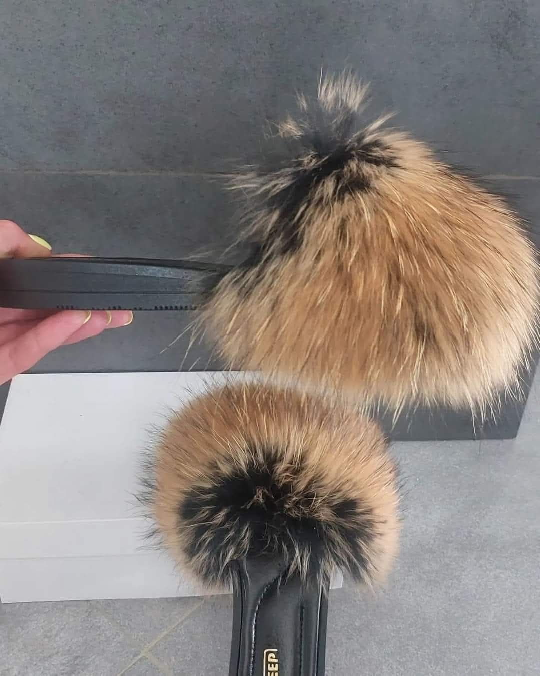 Eleganckie klapki z naturalnym futerkiem z Jenota