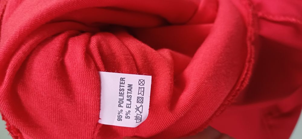 Piękna czerwona sukienka-koronka rozm. 140