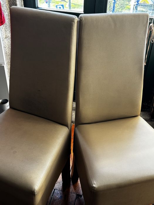 Cadeiras em pele