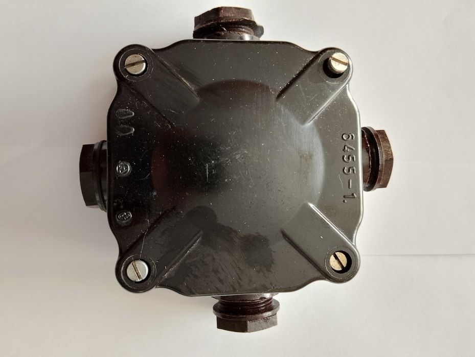 Puszka rozgałęźna elektryczna 4x4 natynkowa bakielitowa