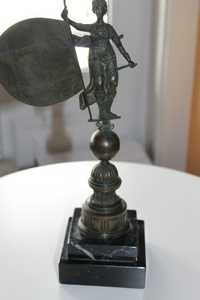 Figura Feminina em Bronze e mármore