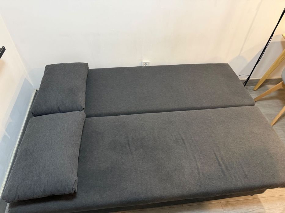 Cama, frigorífico e sofá cama