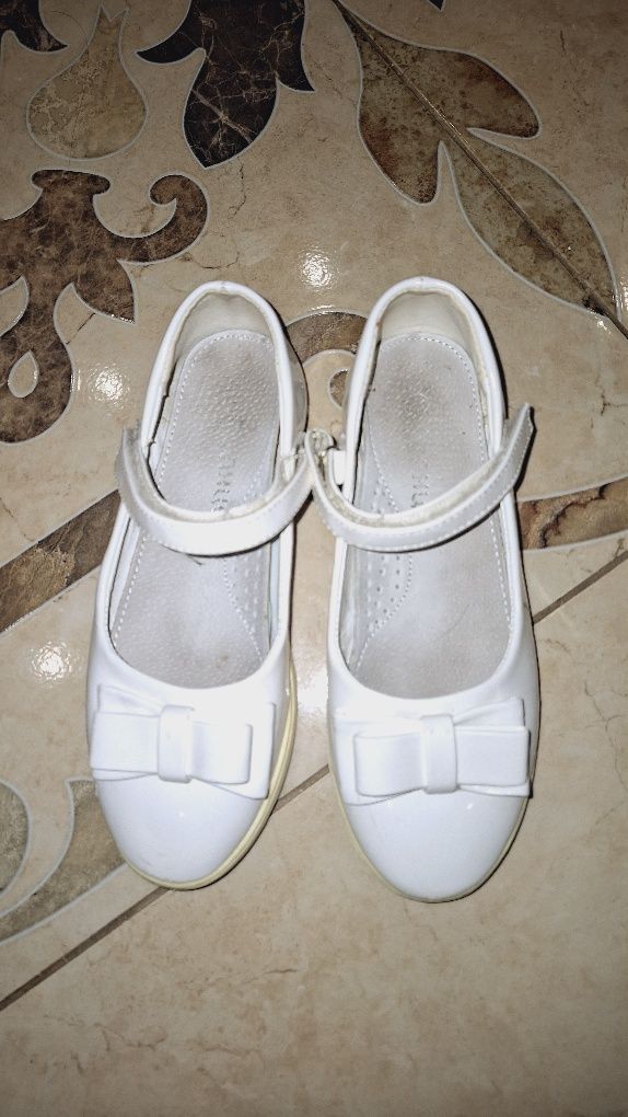 красиві білі туфлі туфельки