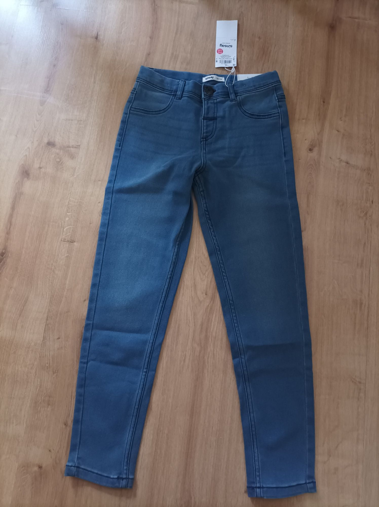 Nowe spodnie jeansowe 134