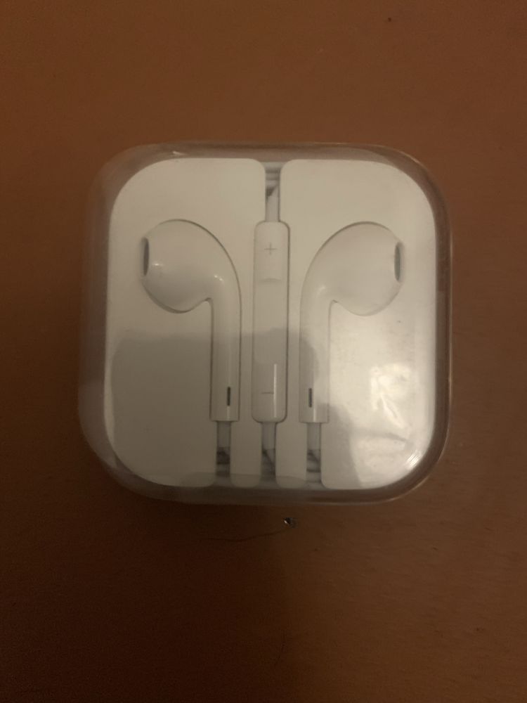 Fones da apple novos, nunca usados ainda nas devidas caixas como se ve