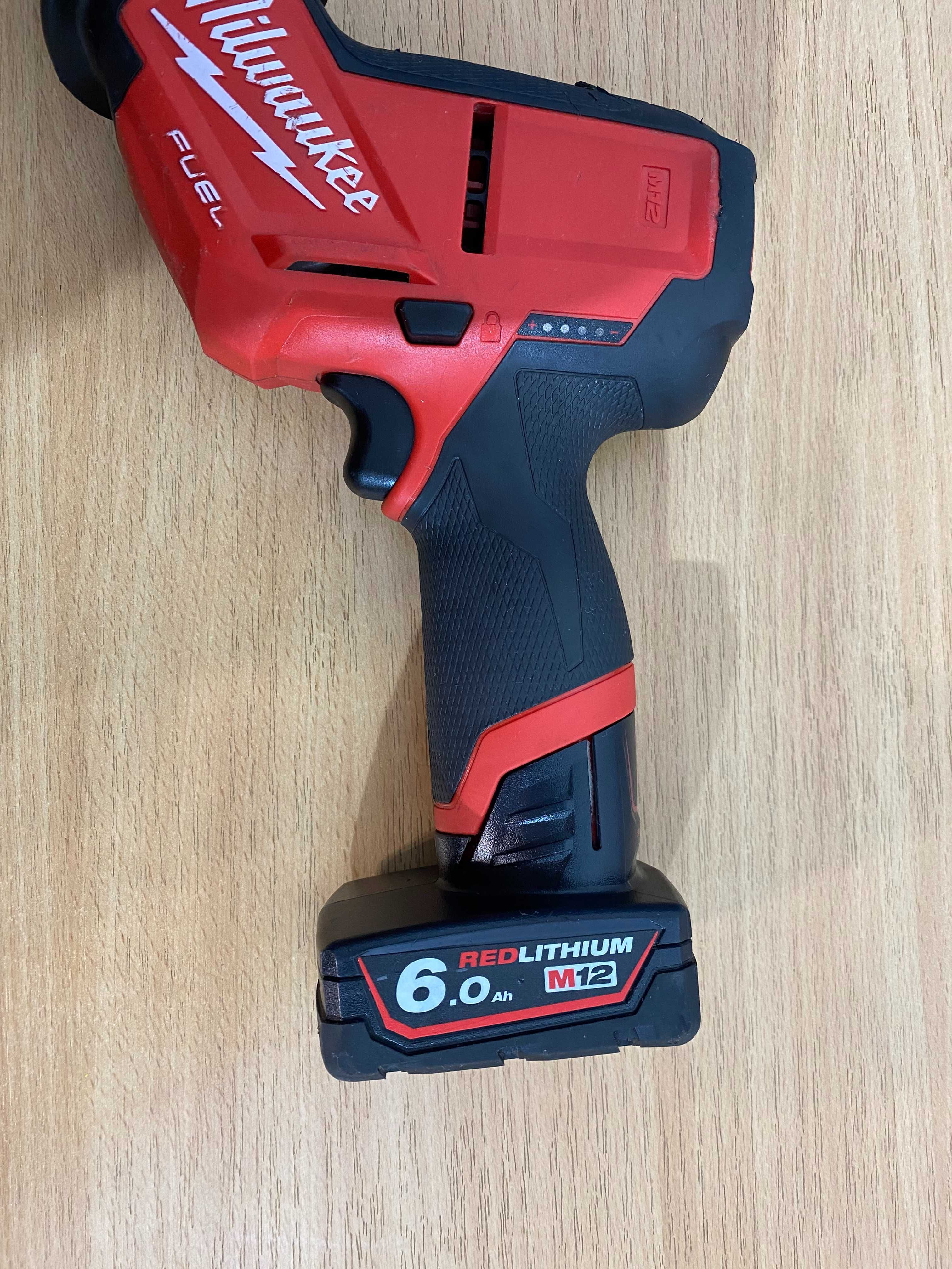 Piła szablasta akumulatorowa Milwaukee M12 CHZ + Bateria M12 6.0Ah