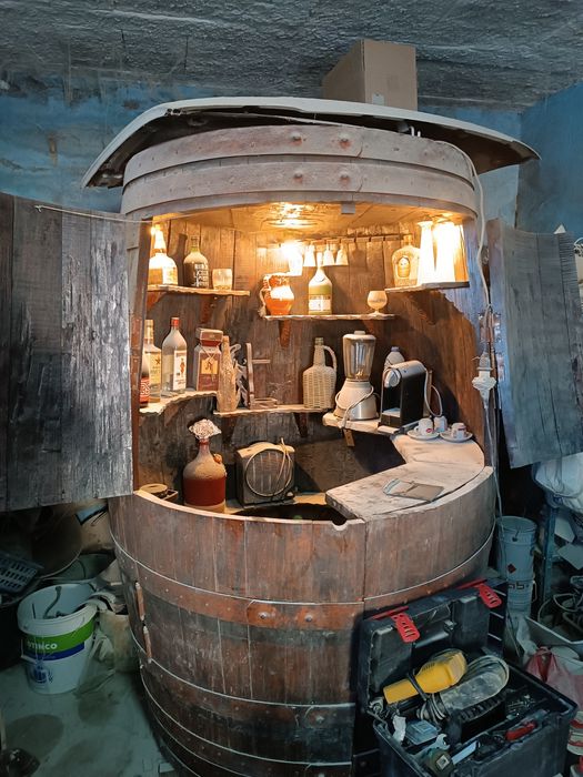 Bar e garrafeira em pipo enorme