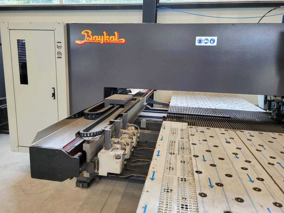 Wykrawarka do blachy BAYKAL BPM-T 1525x30