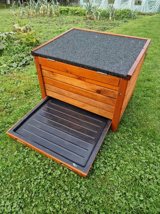 klatka dla małych zwierząt z domkiem na zewnątrz