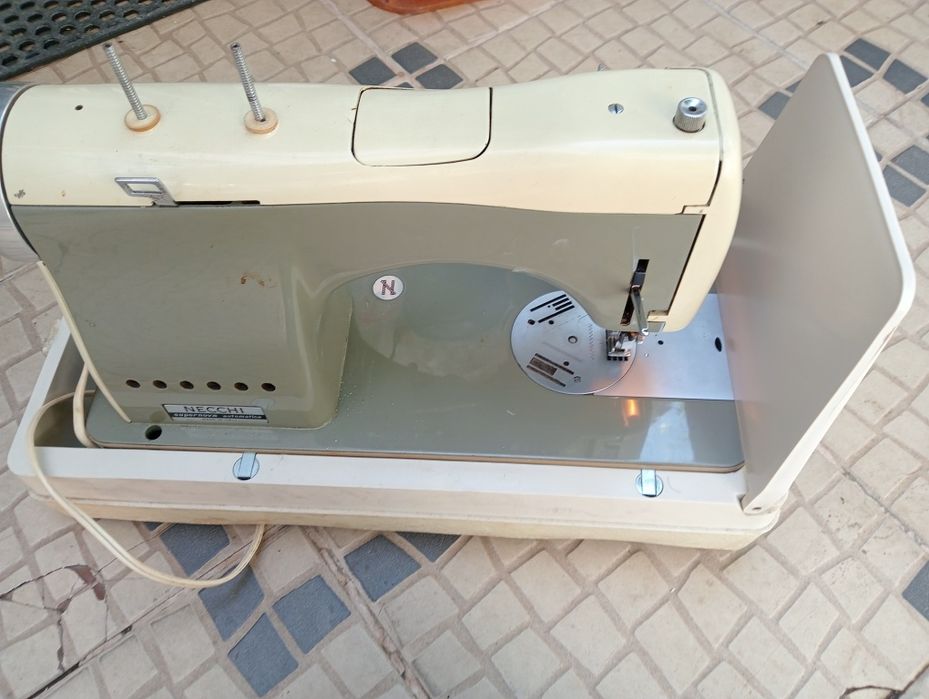 Máquina de costura elétrica com motor  nova