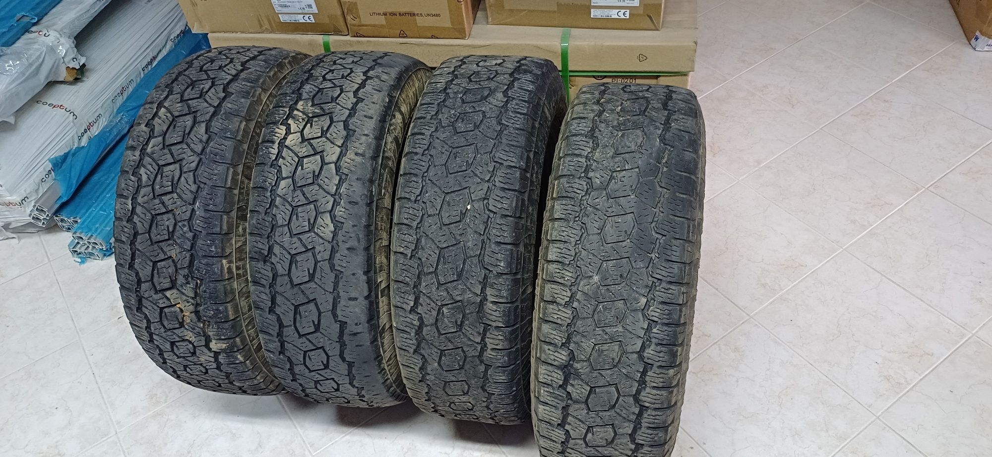 2 pneus disponíveis, Toyo A/T 245/70R16