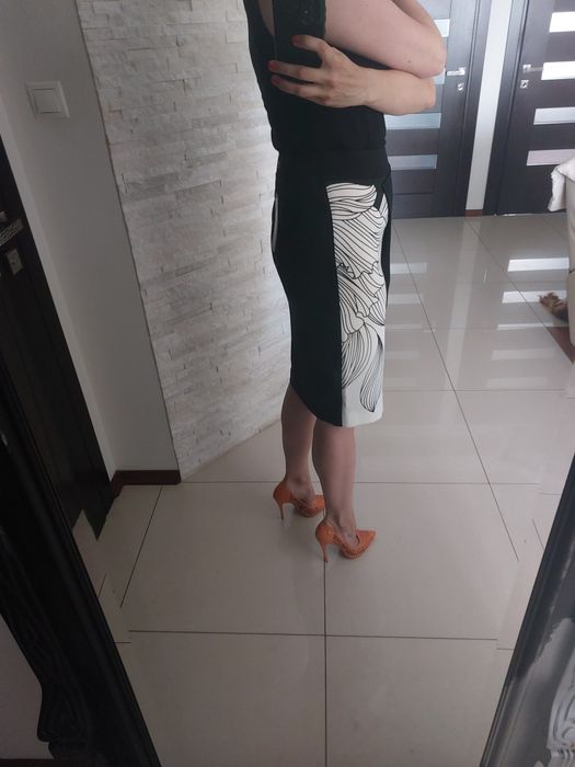 NOWA Ołówkowa spódnica z kwiatem MONNARI, rozm. 36