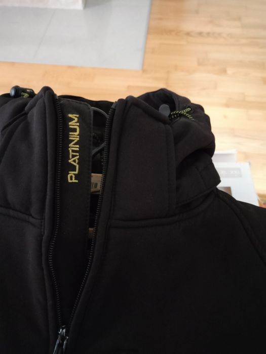 Bardzo ładna firmowa kurtka.