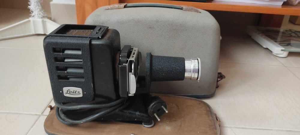 Projetor de slides vintage Leitz