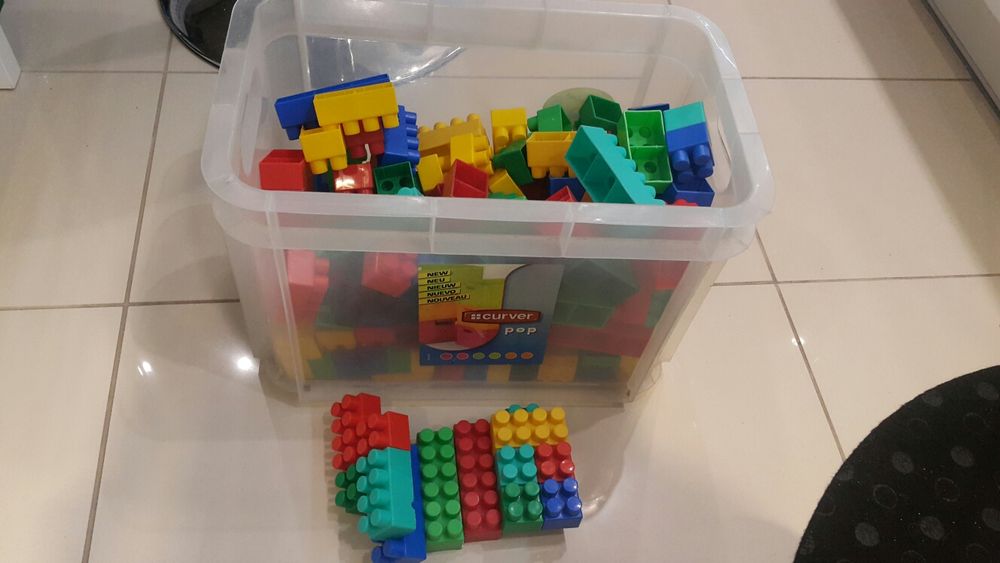 Sprzedam pudło z klockami