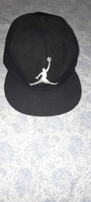 Boné/snapback da marca Jordan, Red Bull, Assassin's Creed e Madball