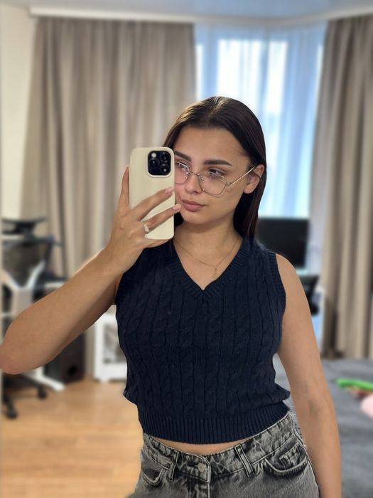 Вʼязаний жіночий жилет