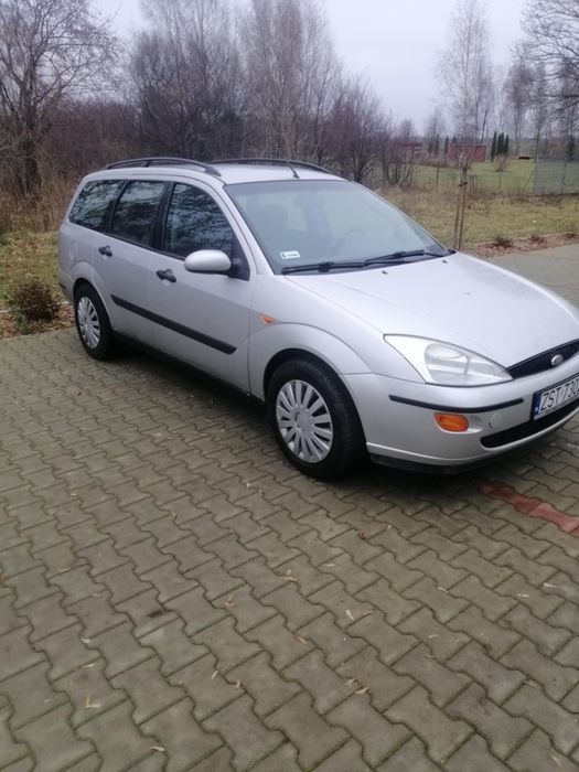 Ford Focus 1.8 bezyna