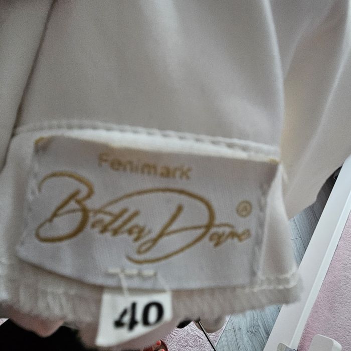 Elegancka sukienka damska zakietowa że złotymi ozdobami, rozmiar 40