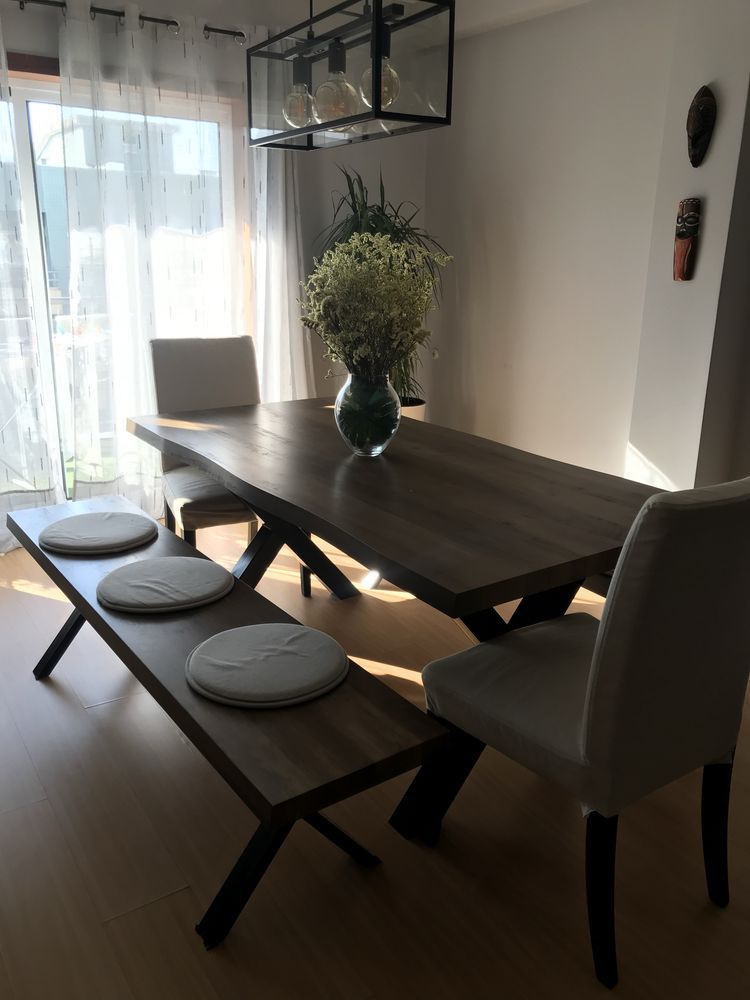Mesa de jantar com 2 bancos