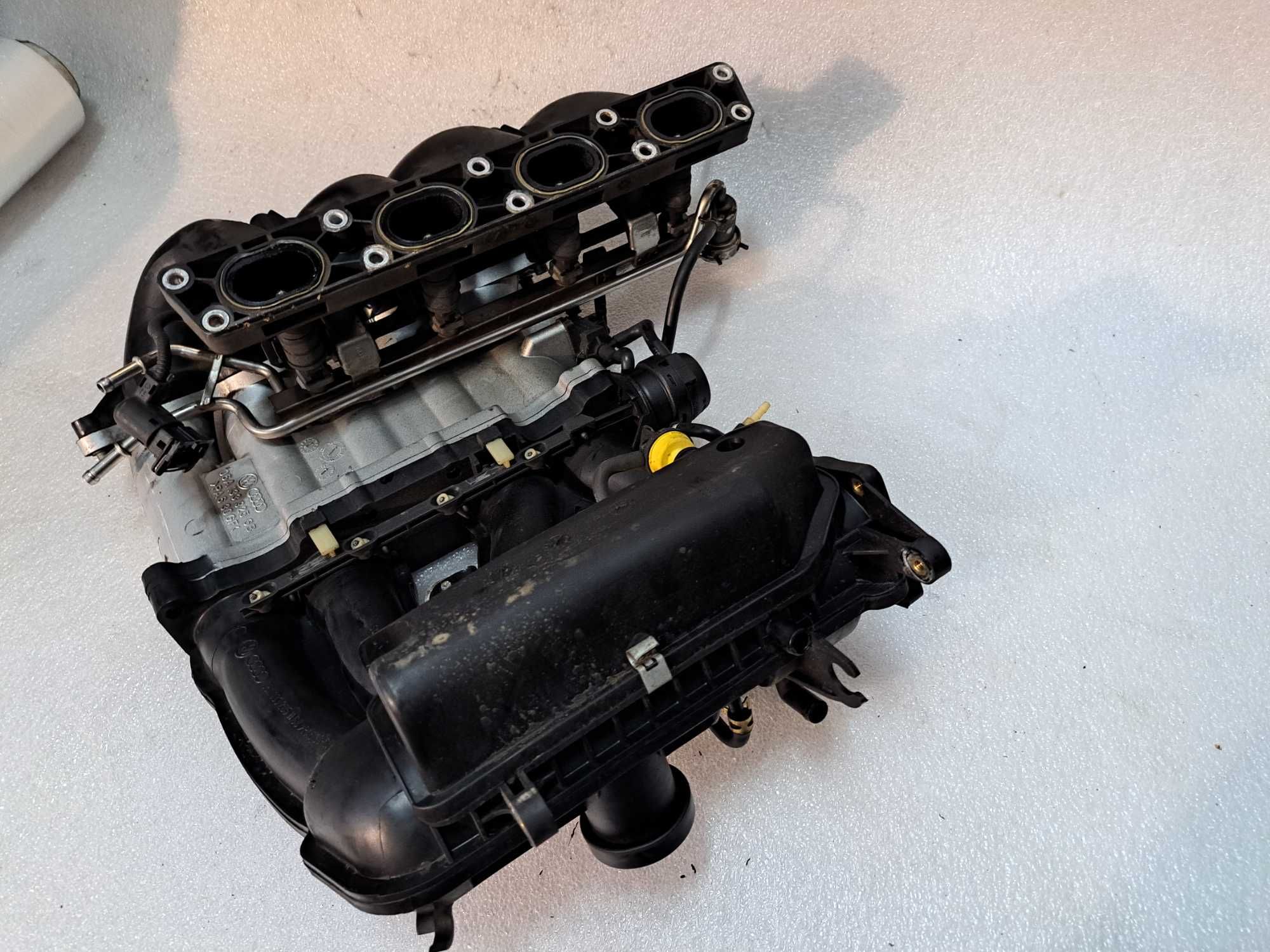Kolektor ssący wtryski Audi A3 8L FL 1.8 APG kpl