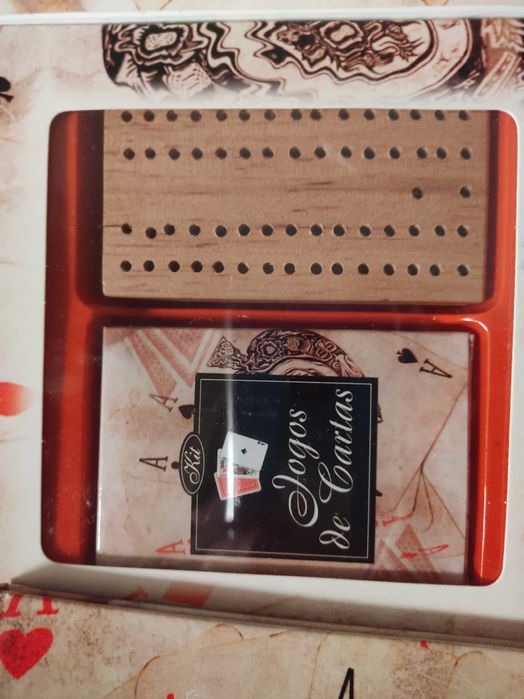 Caixa de jogos com baralho e livro