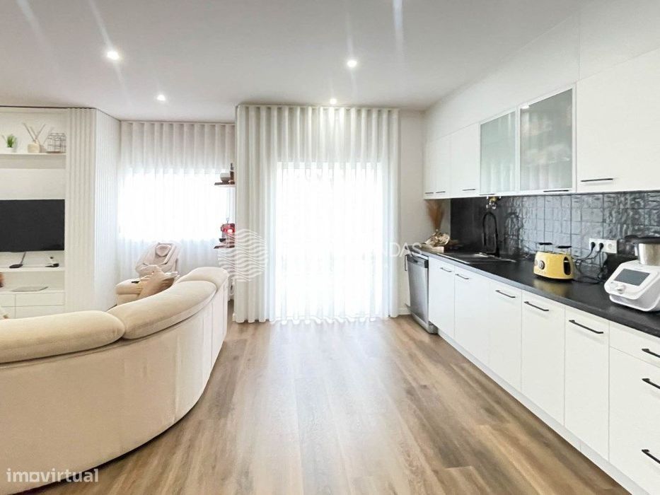 Apartamento T3 completamente Remodelado e Mobilado com Varanda e Ga...