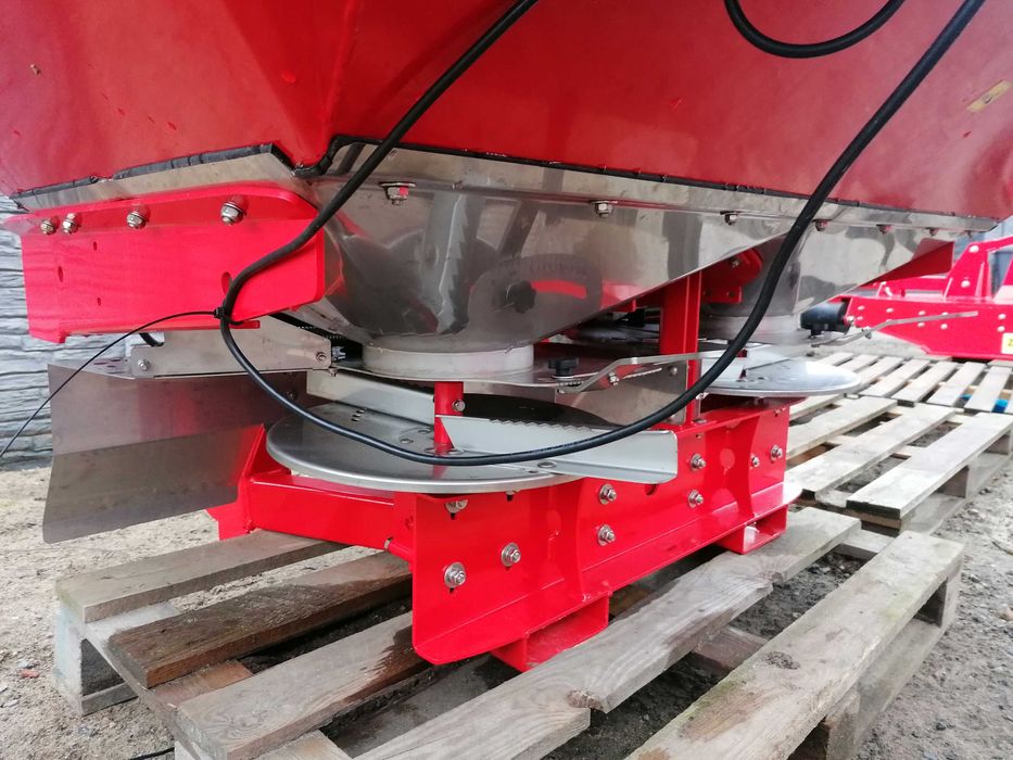 Rozsiewacz Nawozów Woprol  Akpil Junior II 600kg Hydraulika, Oświetlen