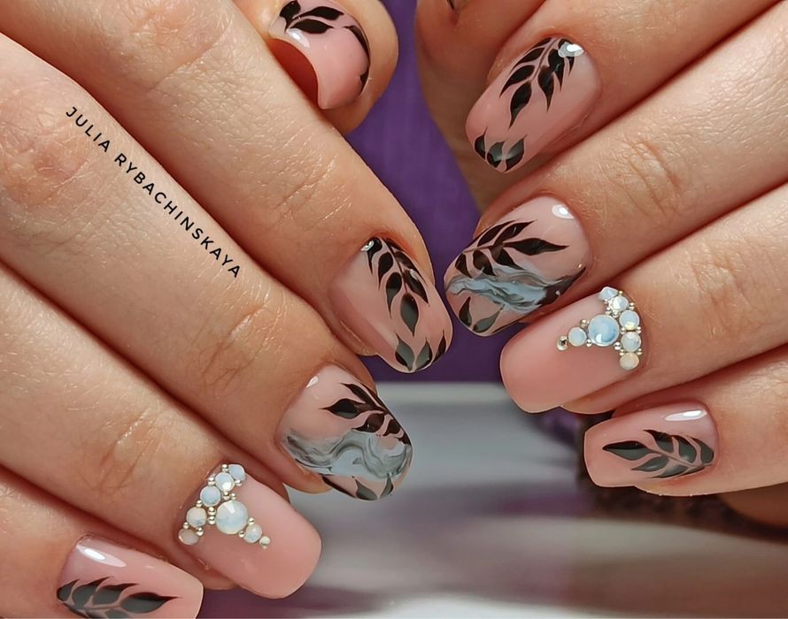 Всі види манікюрних послуг