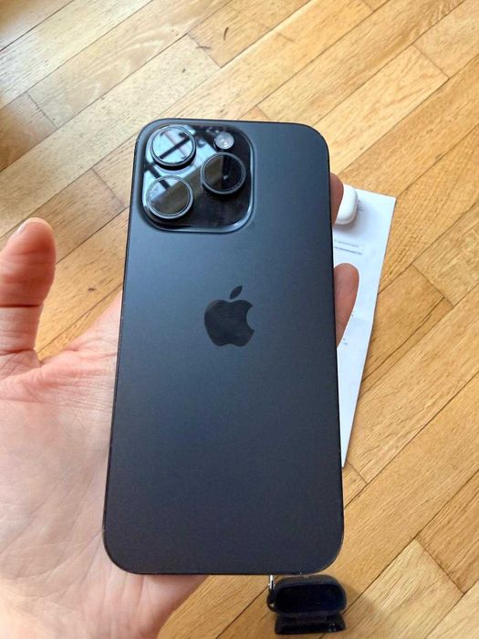 iPhone 15 pro oraz słuchawki iPods pro 2