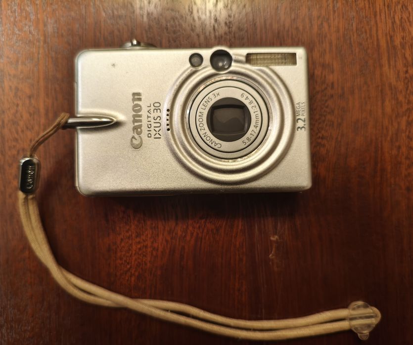 Máquina Canon Digital IXUS 30.