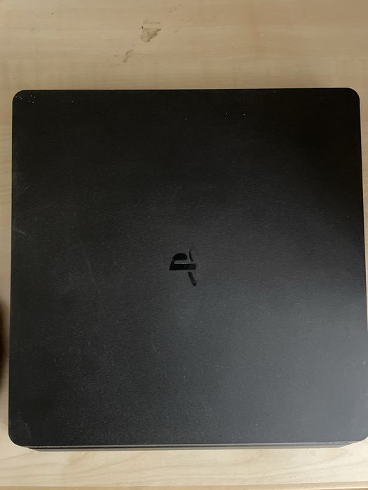 Ps4 slim.