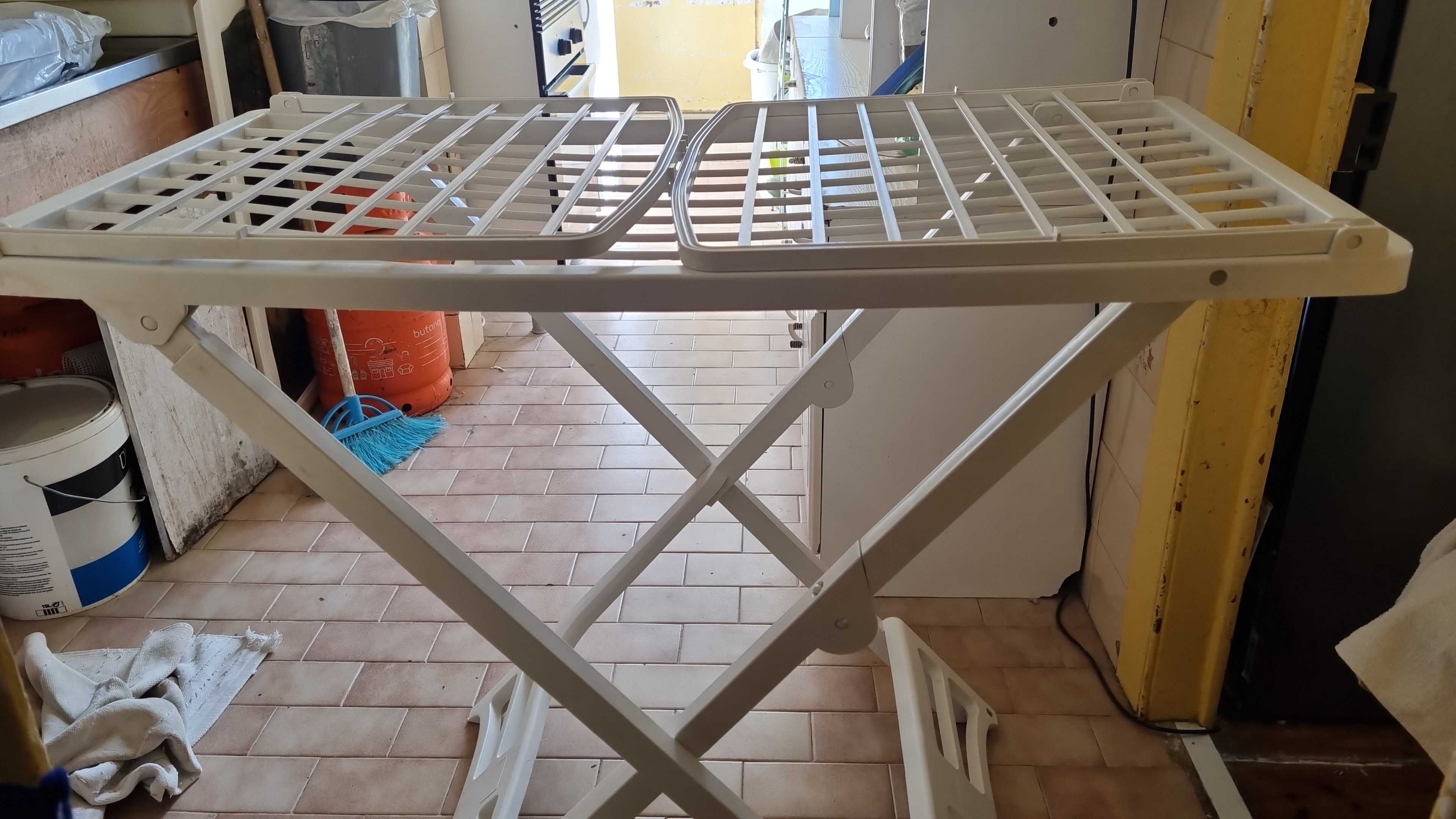 Estendal de plastico forte, usado