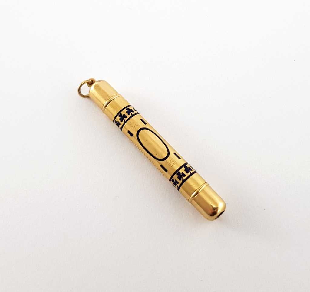 Zawieszka, ołówek wykonany ze złota 18K zdobiony emalią w XIX wieku