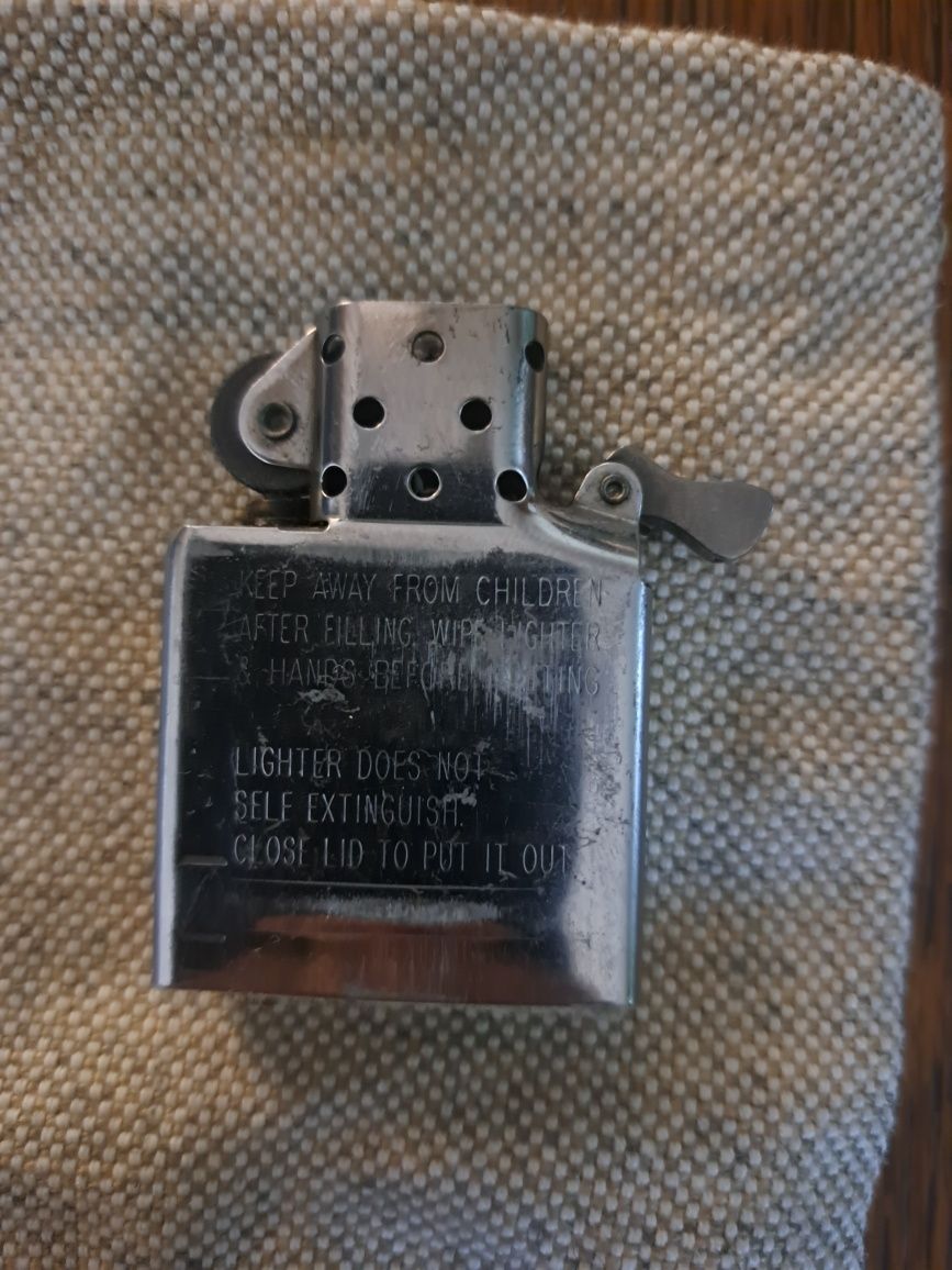 Zapalniczka Zippo, stara sprzedam lub zamienie na łańcuszek ze srebra.