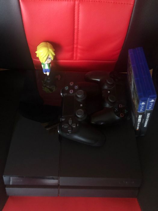 PS4 500GB + 2 Comandos + 2 Jogos