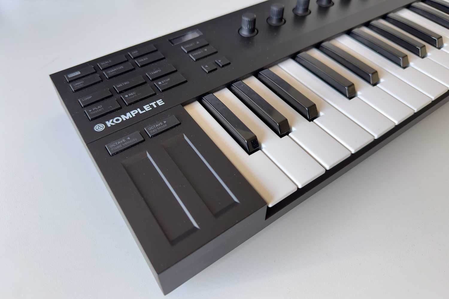 Native Instruments Komplete Kontrol M32 + Proteção Descksaver