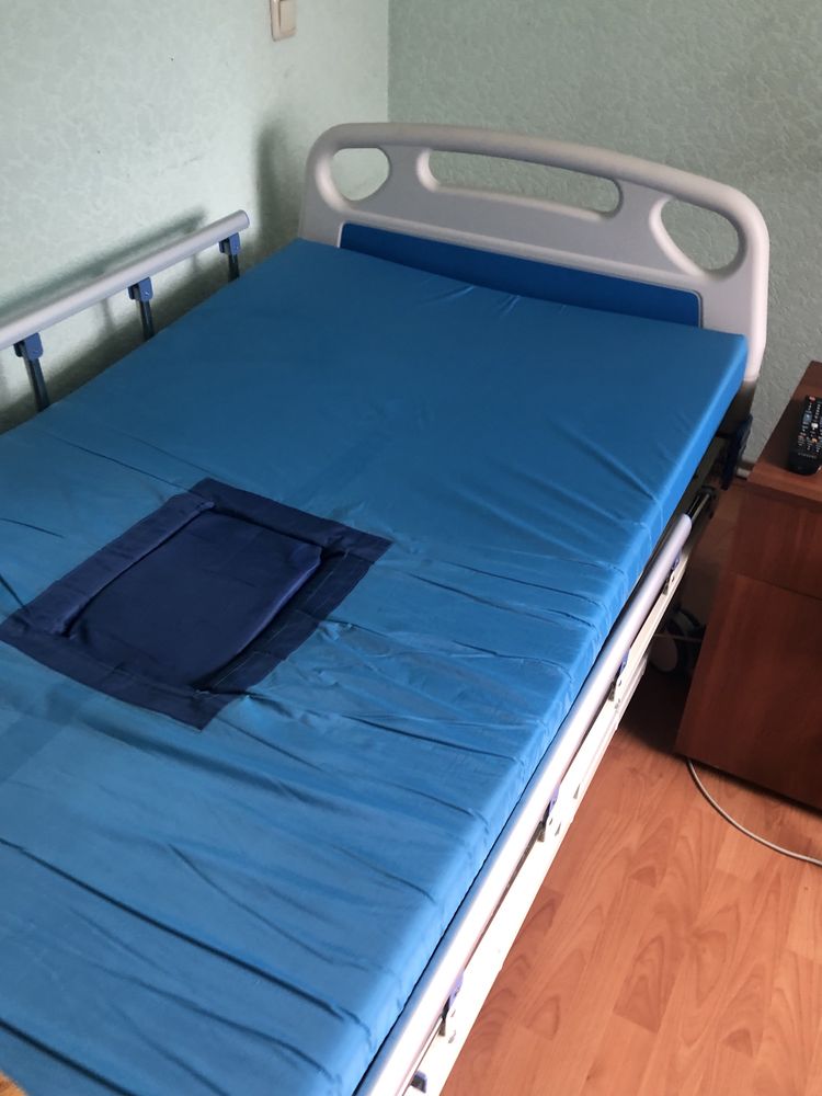 Медичне ліжко з туалетом  на електроприводі MED1-H01