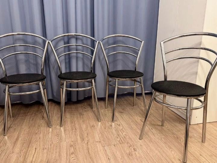 Кухонний стіл та стільці